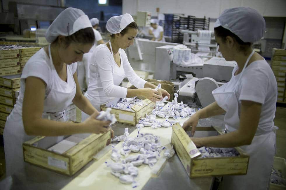 Grupo Albatros. Empledas de la industria de Turrones y Mazapanes, haciendo cajas de polvorones.
