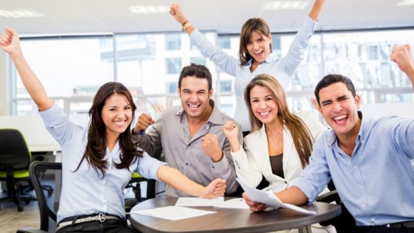 Grupo Albatros. Grupo de 5 empleados celebrando un éxito.