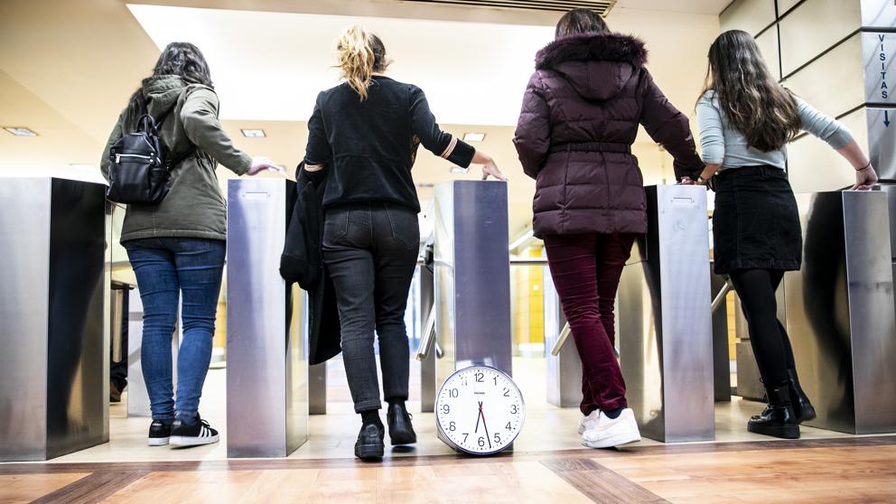 chicas saliendo trabajo